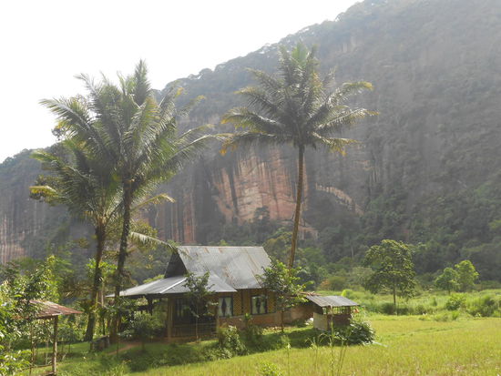 Schön oder schön? Einfach bezaubernd würde ich sagen. Die Ziegen bewachten das Entré zu diesem bezaubernd liegenden Häus´chen.
