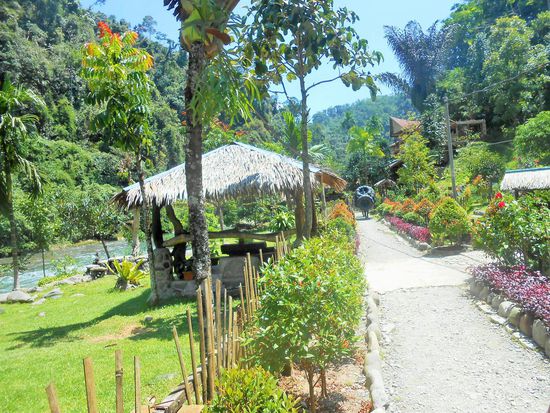 Dorfstraße am Bohorok in Bukit Lawang