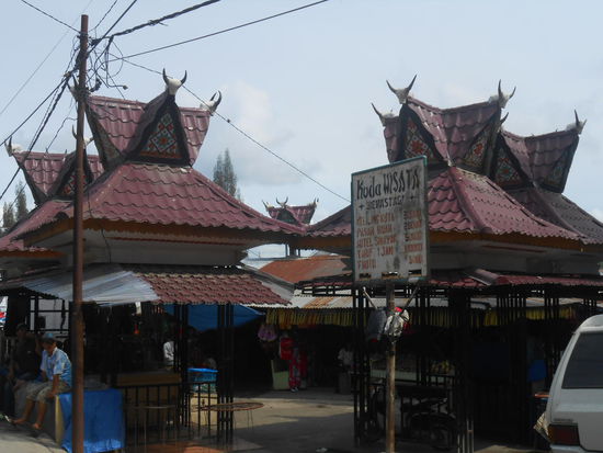 Markteingang im Karo Stil in Berastagi