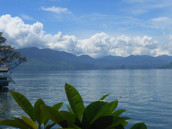 Blick vom Hotel Samosir Villas auf den Toba See