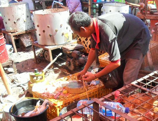 geschlachtet wird immer frisch, die Kunden suchen sich ein Huhn aus, 10 Minuten später ist das Huhn gerupft und wird auch ausgenommen, je nach Kundenwunsch
