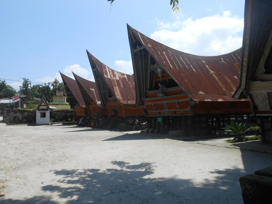 das Königsdorf Siallagan - die Häuser sind immer noch bewohnt, wieder mit den charmanten Vorgärten