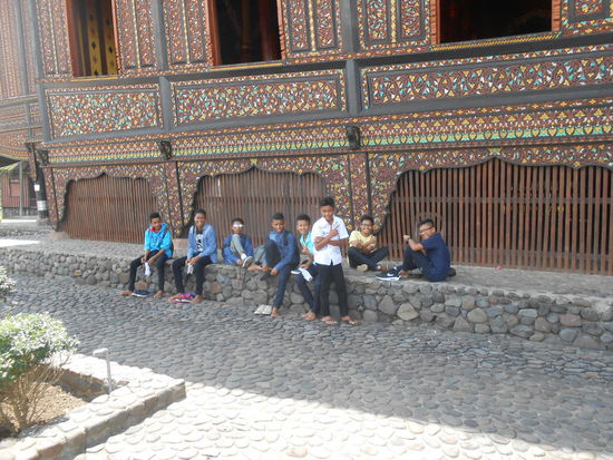 diese Jungs am Königspalast in West Sumatra wollten unbedingt fotographiert werden