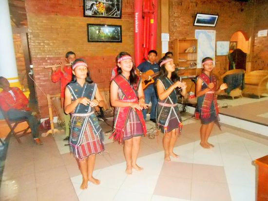 Batak Mädchen am Toba See in traditioneller Bekleidung