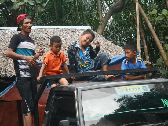 Kinder in Bukit Lawang - Hauptsache mitfahren, egal wie