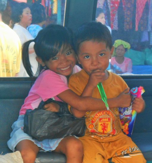 ganz kleine Stars, früh übt sich in die Kamera eines Bescuhers zu lächeln. Aufgenommen in Parapat. Manche Dinge wie Herzlichkeit kennen in Indonesien kein Alter.