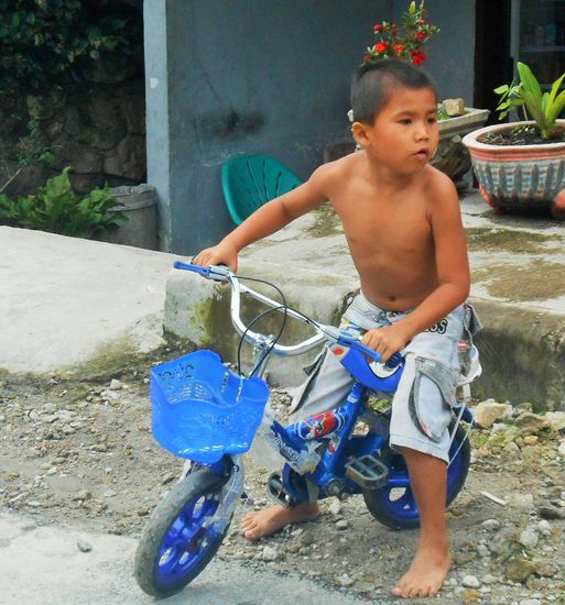 dieser kleine Indonesier war besonders süß und wurde mit Kugelschreibern und Luftballons beschenkt. Kleine Indonesier sprechen ausschließlich indonesisch und wenn man gut zuhört kann man einiges lernen.