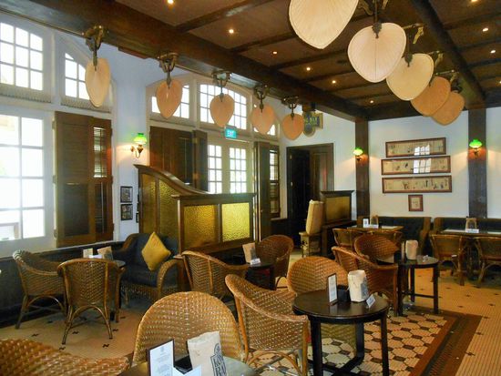 Long Bar im Raffles Hotel
True rites and passage of travel - kann ich da nur den Werbeslogan des Hotels zitieren. Es ist unwdervoll dort zu sitzen, die Korbsessel sind total bequem und man kommt sich vor als ob jemand 100 Jahre an der Uhr gedreht hat