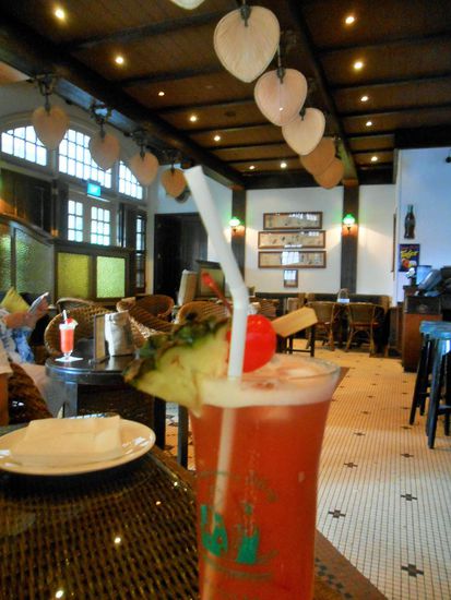 so sieht er aus, der Singapore Sling, 1915 erfunden worden, um das Alhoholtrinken für Damen salonfähig zu machen