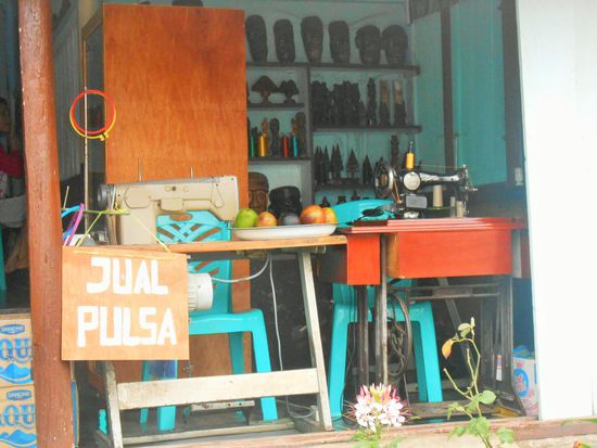 Die Dorfstraße in Tuk Tuk auf der Halbinsel Samosir am Toba See