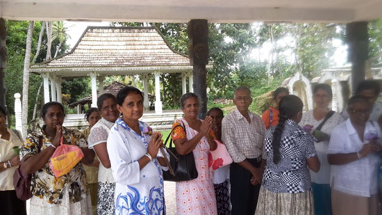 dieses Ehepaar (karierter Herr mit seiner Frau) traf ich in Dickwella. Sie wollten unbedingt fotographiert werden. Sie würden sich ohne Frage sehr freuen, es auf die Titelseite dieses Reiseberichtes geschafft zu haben und wer weiß vielleicht finden sie ihn ja auch.