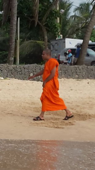 Mönche am Strand sind gar nicht so selten in Hikkaduwa