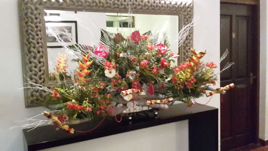 es gab verschiedene tolle luxuriöse Blumengestecke in unserer Villa. Es wurde sehr auf Sauberkeit und schöne Einzelheiten geachtet. Die Gestecke waren einfach der Wahnsinn