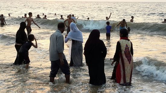 Einheimischen Baden am Srand in Mount Lavinia