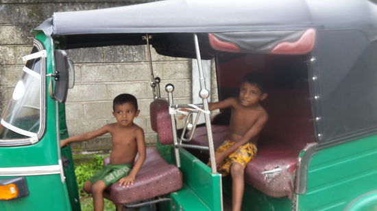 die Tuk Tuk Kinder in Mulkirigala, Papas Tuk Tuk ist einfach der beste Spielplatz überhaupt. Diese Jungs haben Päckchen bekommen und ich hoffe, sie sind angekommen