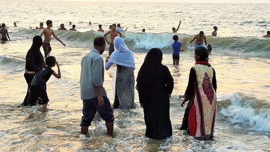 Einheimische beim Baden in Mount Lavinia - am 24.12.2015 aufgenommen