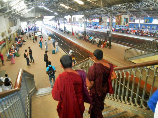 Mönche - Fort Colombo - Hauptbahnhof in Colombo
