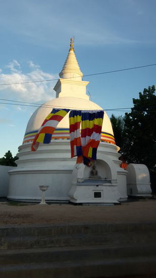 später Nachmittag Tempel Unawatuna