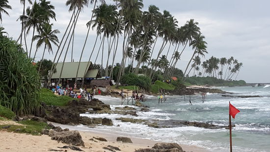 hier kann man schon sehen, eine Busladung Chinesen am Meer - Stelzenfischer fotographieren. Ob die wohl auch fischen können ist die Frage. Touristenfang ist lukrativer, und man kann es niemanden verübeln.
