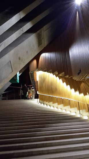 diese Stufen werde ich beim nächsten Besuch wie Cinderella in einer langen Abendrobe hinauf eilen. Das kleine Schwarze erwies sich als totaler Fehlgriff.