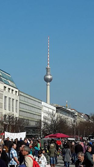 Blick zum Fernsehturm, vom Brandenburger Tor aus, fotographiert.