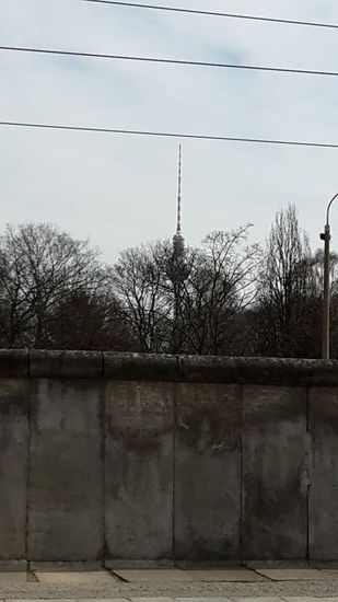 Blick aus dem ehemaligen West Berlin über die Mauer zum Fernsehturm