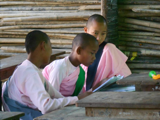 Novizinnen in einer buddhistischen Schule in Sagaing