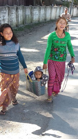 Kinder-Tragetaschen-Transport am Inle See