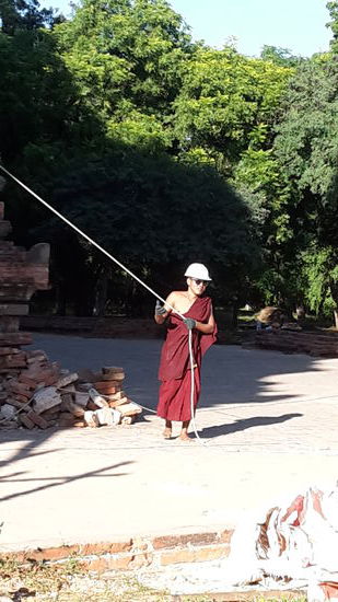 arbeitender Mönch auf einer Pagoden-Baustelle in Bagan