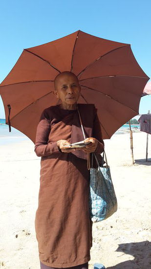 hier kommt immer wieder meine kleine Trinkgeldkasse in Aktion - sie bekam selbstverständlich auch eine Kleinigkeit zugesteckt. Einfach eine Ehrensache nach 3 Wochen Myanmar.