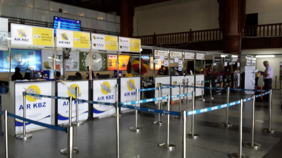 hereinspaziert zum Check in: Gepäckbänder fehlen, Airline Personal nimmt persönlich das Gepäck in Empfang, dann bekommt man noch einen Aufkleber, mit dem man sich selbst beklebt und das Gepäck bekommt ein Schild