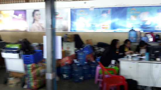 hinter dem Check-in "wohnt" das Personal, dort kann man etwas essen etc. bzw alle möglichen Gegenstände werden dort abgestellt