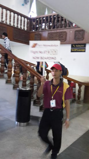 dann im Wartebereich, werden die Fluggäste einzeln mit solchen Schilder von herumlaufenden Personal eingesammelt