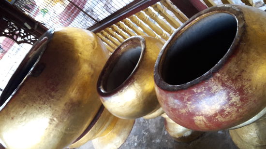 in diese Bottiche werfen Gläubige Geld heinein. Grandios groß und etwas besonderes.