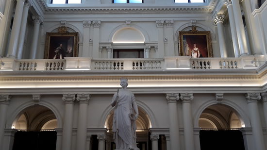 Königin Victoria; nachdem der Bundesstaat benannt ist. Oben rechts und links sind die Gemälde von ihrem sehr geliebten und so früh verstorbenen Prinz Albert und von ihr selber