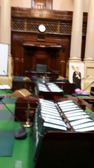 House of Commons, das Unterhaus in grün für die Commoner, der allgemeinen Bevölkerung. Das Grün steht für die Natur. An den Wänden ist echtes Gold. Die Ausstattung ist erhalten geblieben. Jede Woche wird von einem französischen Poliermeister das Holz poliert