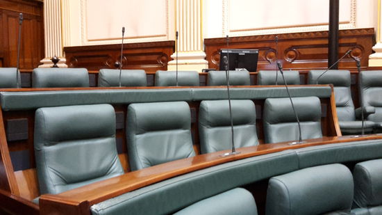 Die Ledersessel sind modern.