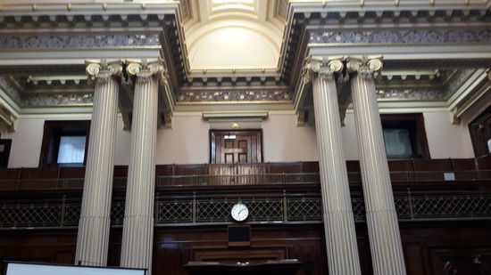 Echtes Gold gibt es an den Wänden aus den Zeiten des Goldrausches und es gibt in diesem Saal wundervolle Waterford Kristall-Kronleuchter. Drei insgesamt