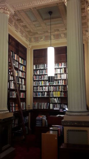 Die Bibliothek, ein Meisterwerk der Zimmermannskunst, wunderschöne alte englische Holzregale. Eine wunderschöne Wendeltreppe verbindet Galerie und Untergeschoss. Hier hängt ein besonders prachtvoller Kronleuchter aus Messing gefertigt mit über 2000 Kristallelementen.