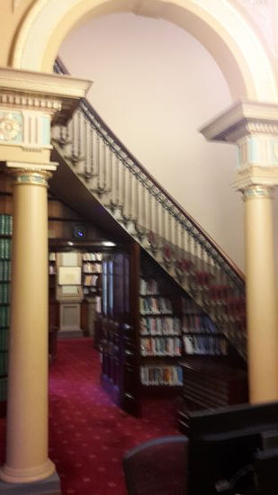 Die Bibliothek hat umfangreiche Büchersammlungen und umfangreiche digitale Sammlungen für Forschungszwecke von Abgeordneten