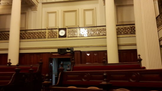 House of Lords in rot. Ein Mann musste 30 Jahre alt sein und von adliger Abstammung sein, um hier zu sitzen. Deshalb die Farbe rot. Ihre Hoheit die Königin kann nur auf dem royalen  Rot laufen. Das House of Lords ist genauso wie das House of Commons gleich aufgebaut. Am Kopfende sitzt der Sprecher, rechts im Saal die Regierungs-Partei mit der Opposition gegenüber. Ob es hier auch so turbulent zugeht wie in Westminster kann man sogar prüfen. Es gibt natürlich live Übertragungen wenn das Parlament tagt.