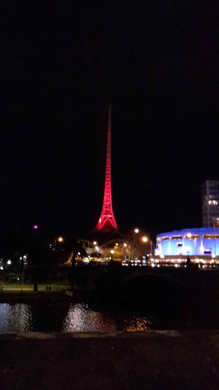 Eiffelturm in rot auch noch in Melbourne; wie traumhaft schön