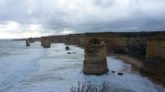 Es sind nur noch 8 Apostel und nicht mehr 12 bzw noch nie 12. Einer der ehemals 9 Apostel ist ins Meer gestürzt. Jetzt sind es noch 8 Apostel.