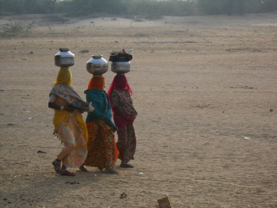 in Khuri gibt es kein fliessendesvWasser, das Wasser muss erst geholt werden