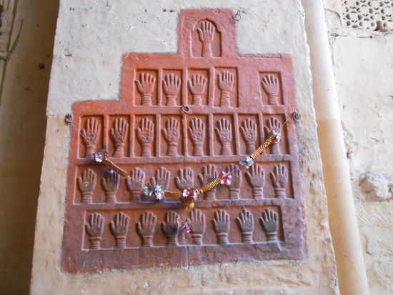 Abdrücke der Maharadscha Witwen, die in einer aufwendigen Zeremonie mit Gebetsperlen in der Hand auf den Scheiterhaufen ihrer verstorbenen Ehemänner stiegen, um die Ehe im Himmel fortzusetzen und damit zu Satis wurden.  
Als Erinnerung hinterliessen sie ihre Fingerabdrücke