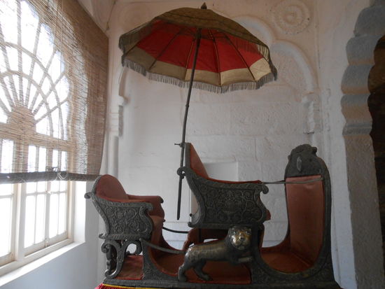 Elefanten Sitz mit Löwen verziert. Der Löwe ist das Zeichen der Könige