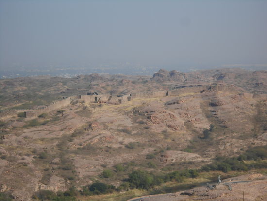 Blick auf die Stadtmauer - dort konnten Wagen fahren. Die Stadtmauer ist wie alles von der Wüstensonne konserviert und erinnerte mich an die grosse Mauer in China