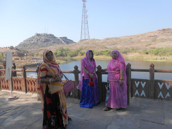 so schön sind Inderinnen, drei wunderschöne Foto Modells, es muss bunt sein in Indien und soviel Bling Bling wie nur möglich