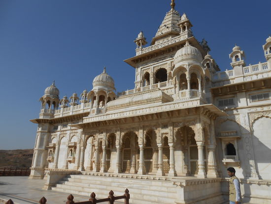 die Fassade ist einfach so schön indisch verspielt