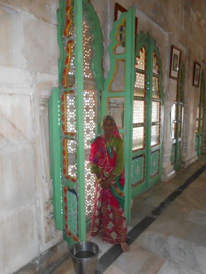 sie putze den Marmor und liess sich sehr gerne fotographieren. Wer dort aufwendig Marmor putzt kann nicht viel verdienen und hat ein Trinkgeld verdient